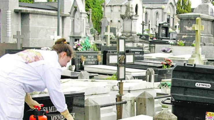 Mantenimiento y cuidado de los accesorios para nichos de cementerio: preservando su belleza