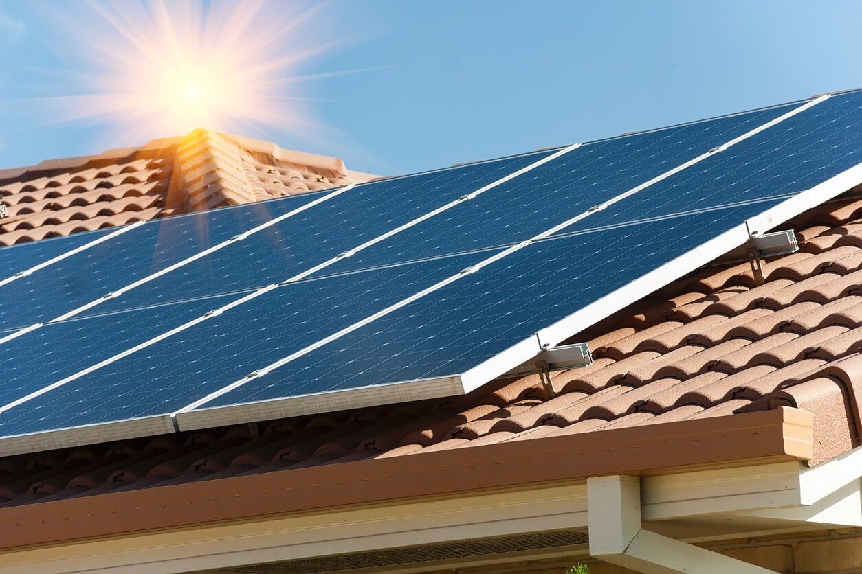Instalación de placas solares: ¿es necesario contratar a un profesional?